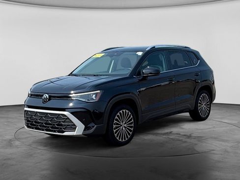 Used 2025 Volkswagen Taos SE FWD image 4