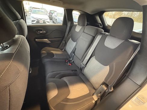 Used 2018 Jeep Cherokee Latitude image 23