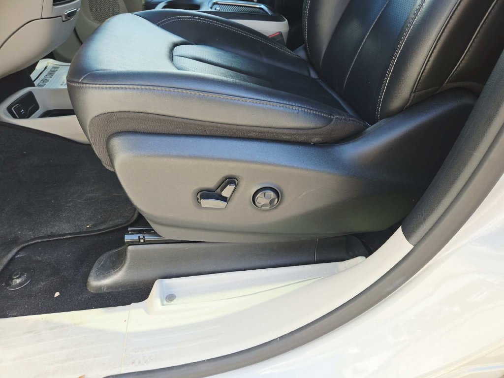 Used 2024 Chrysler Pacifica Touring-L FWD image 37