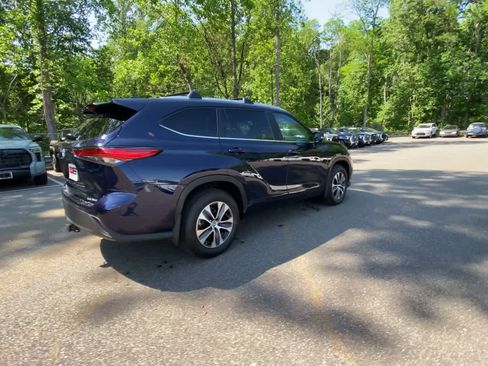 Used 2023 Toyota Highlander XLE AWD/4WD image 11