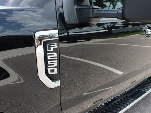 Used 2019 Ford F250 XLT w/ XLT Premium Package AWD/4WD image 13
