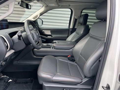 Used 2025 Ford Expedition Active AWD/4WD image 29