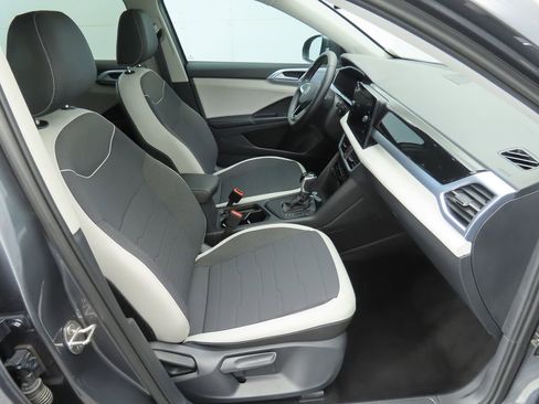 Used 2025 Volkswagen Taos SE w/ Panoramic Sunroof Package FWD image 20