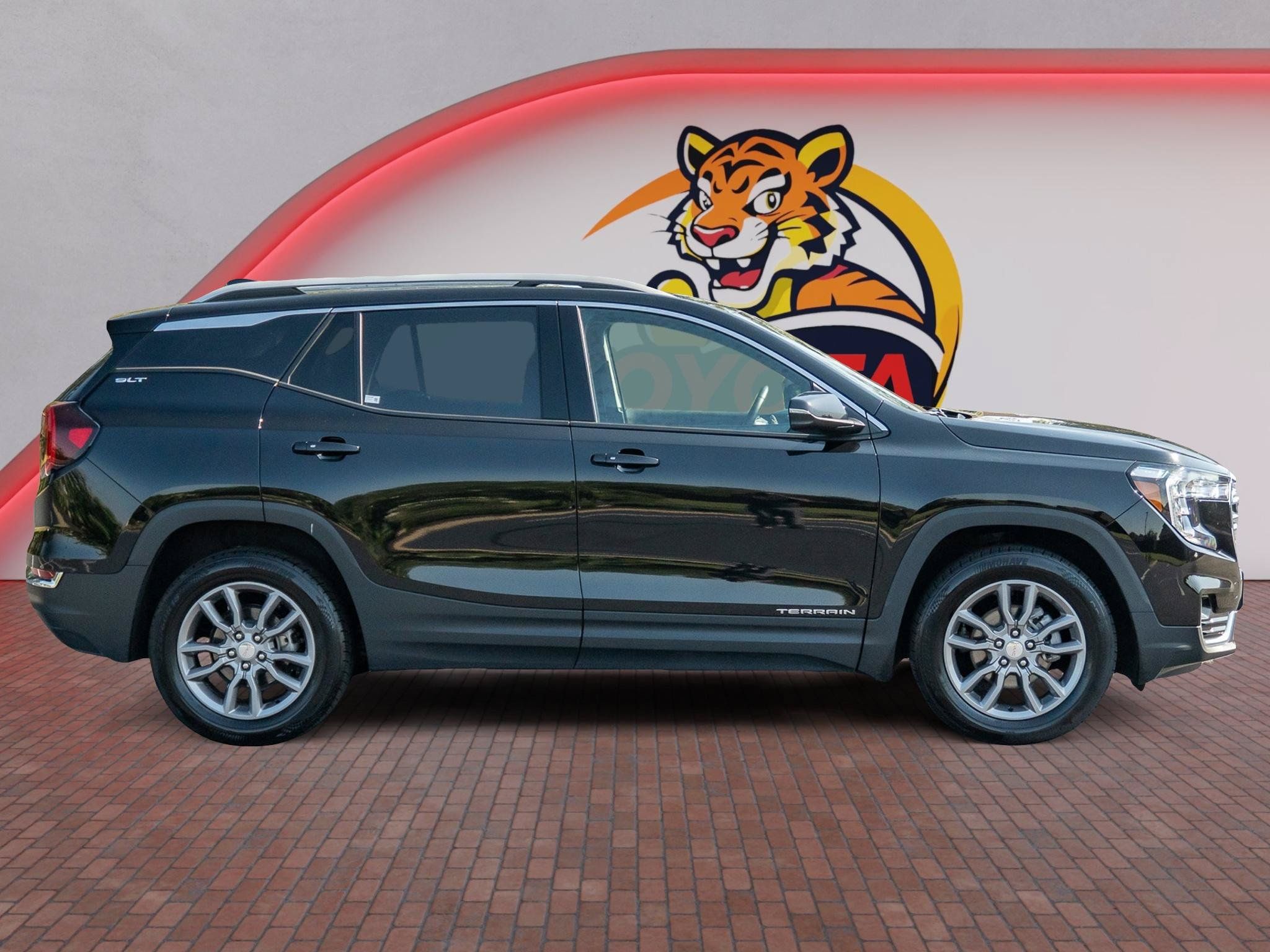 Used 2024 GMC Terrain SLT AWD/4WD image 4