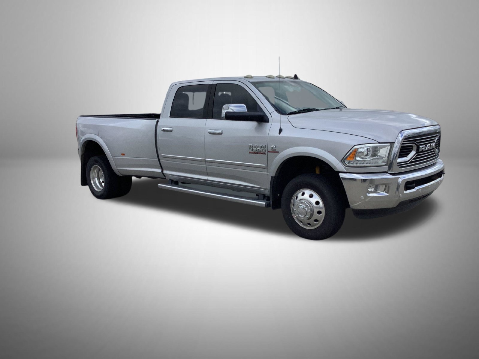 Used 2016 RAM 3500 Laramie w/ Convenience Group AWD/4WD image 4