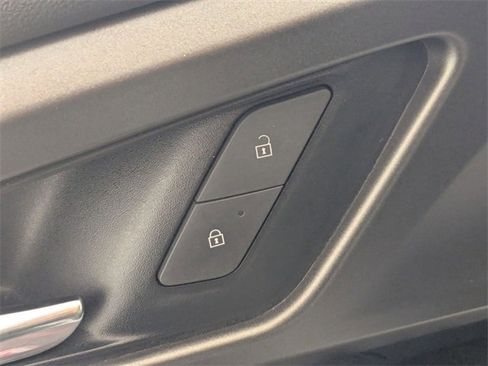 Certified 2025 Chevrolet Equinox EV LT image 11