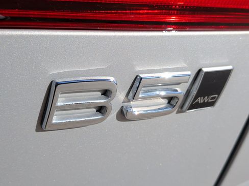 Used 2025 Volvo XC60 B5 Plus image 14