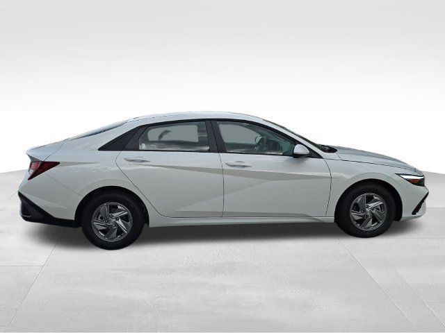 New 2026 Hyundai Elantra SE FWD image 6