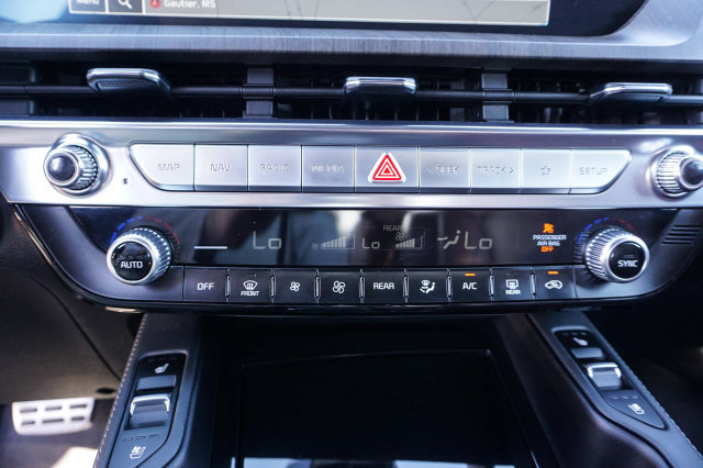 Used 2024 Kia Telluride SX w/ Towing Package FWD image 23