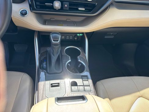 Used 2023 Toyota Highlander Limited AWD/4WD image 18