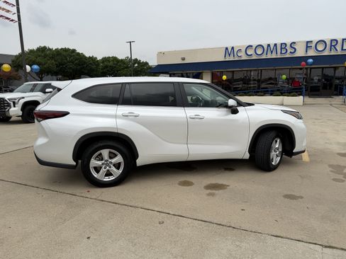 Used 2025 Toyota Highlander LE FWD image 4