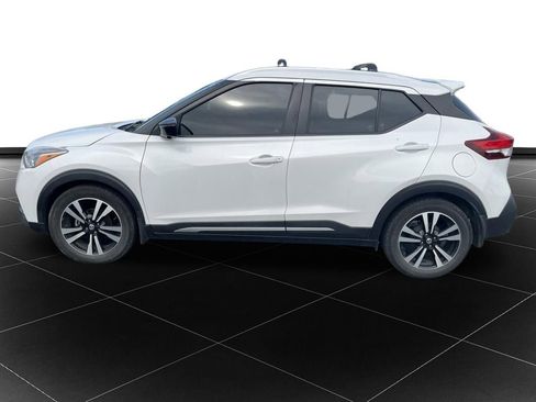 Used 2018 Nissan Kicks SR w/ Exterior Package FWD image 2