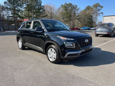 Certified 2025 Hyundai Venue SE image 4