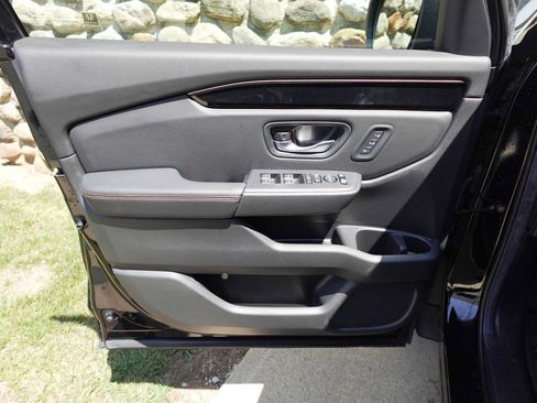 Used 2025 Honda Pilot TrailSport image 10