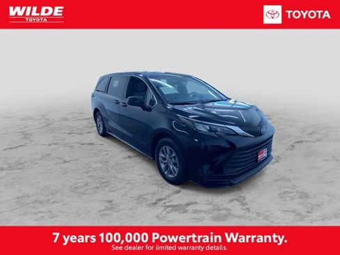 Certified 2025 Toyota Sienna LE image 3