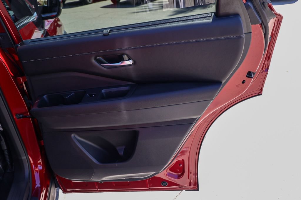 Used 2025 Nissan Pathfinder SL FWD image 19