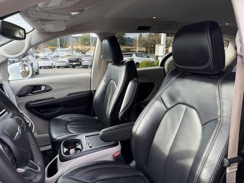 Used 2022 Chrysler Pacifica Touring-L image 16