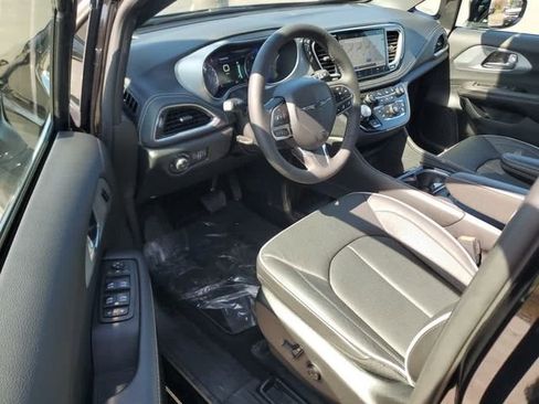 Used 2026 Chrysler Pacifica Limited AWD/4WD image 12