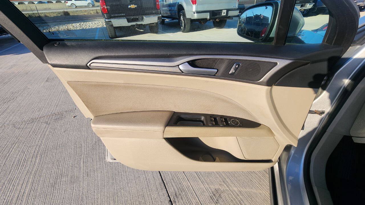 Used 2019 Ford Fusion SE FWD image 11