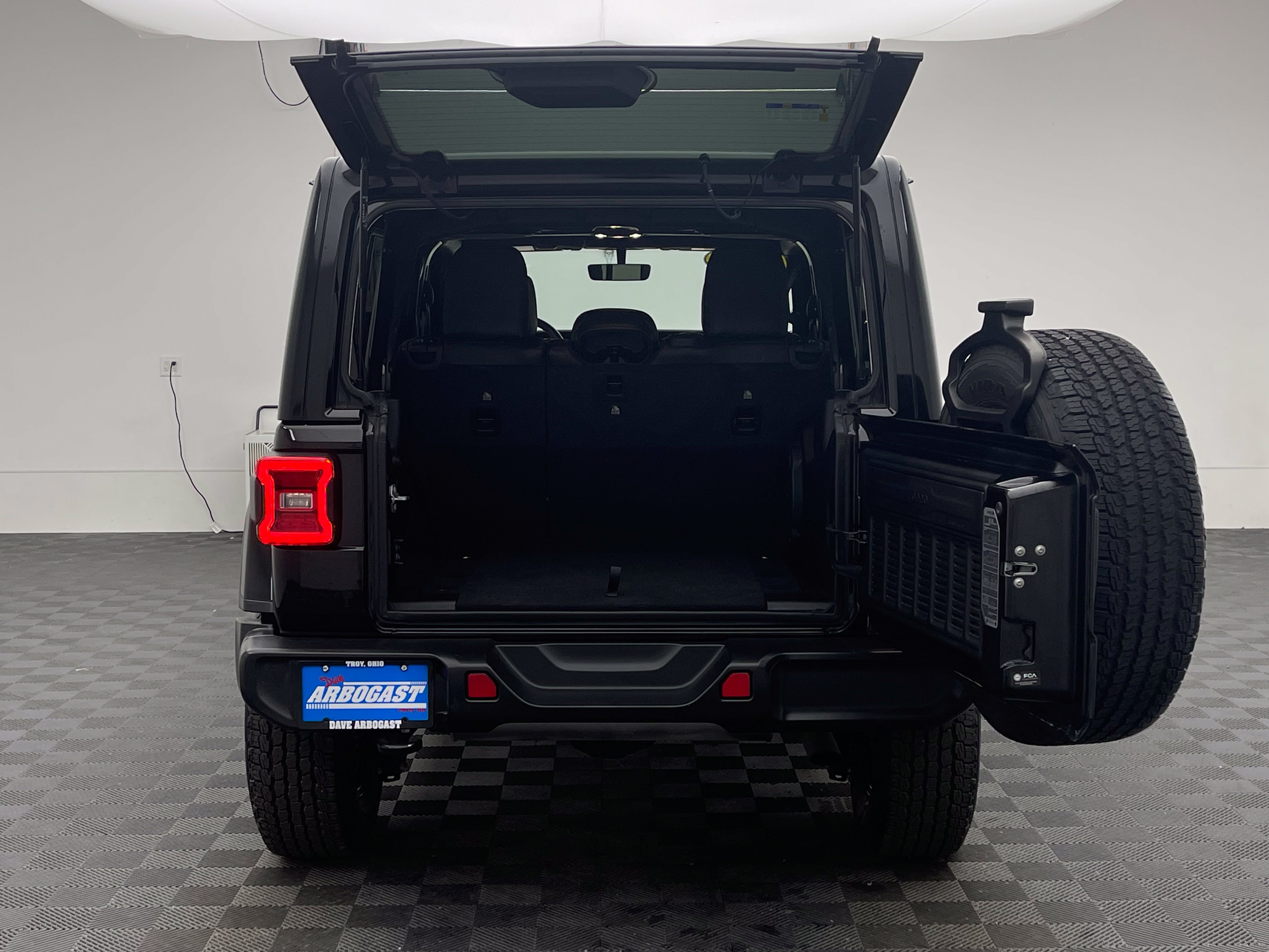 Used 2022 Jeep Wrangler Unlimited Sahara w/ LED Lighting Group AWD/4WD image 9