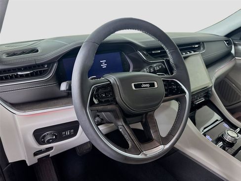 Used 2023 Jeep Grand Cherokee Overland AWD/4WD image 3