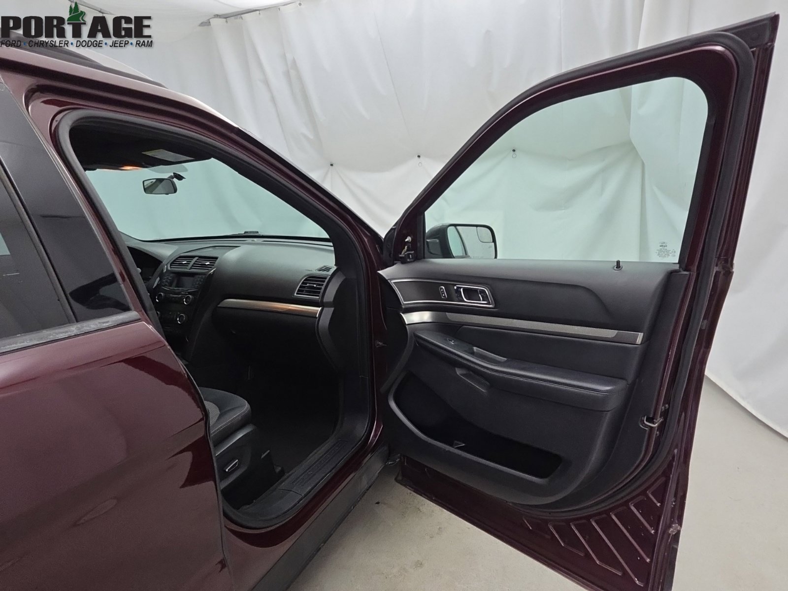 Used 2018 Ford Explorer XLT AWD/4WD image 40