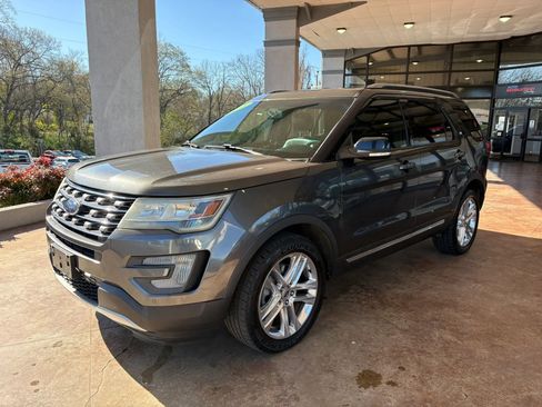 Used 2016 Ford Explorer XLT w/ Equipment Group 202A image 3