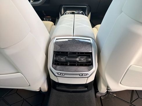 Used 2023 BMW 760i xDrive w/ Executive Package AWD/4WD image 18