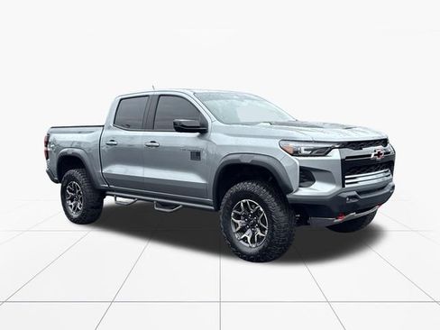 Used 2024 Chevrolet Colorado ZR2 w/ Technology Package AWD/4WD image 8
