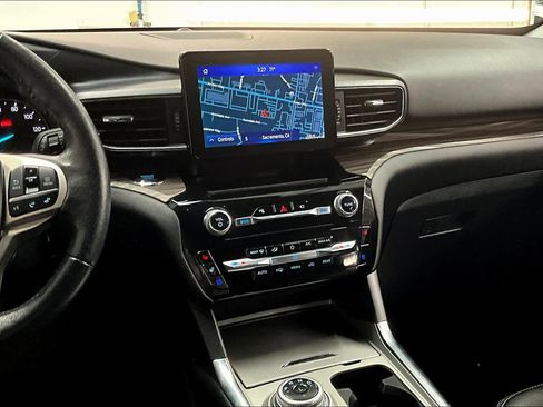 Used 2022 Ford Explorer Limited w/ Equipment Group 301A image 9