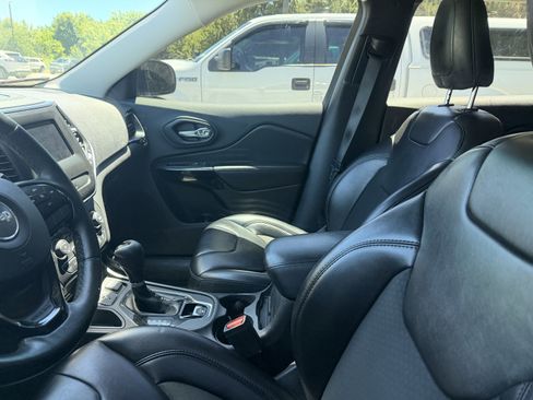 Used 2019 Jeep Cherokee Latitude Plus FWD image 14