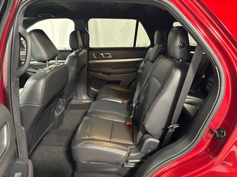 Used 2019 Ford Explorer XLT w/ Equipment Group 202A AWD/4WD image 5