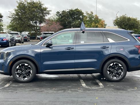 Certified 2025 Kia Sorento S image 8