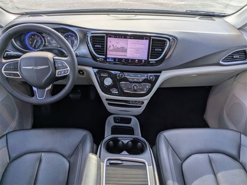 Used 2024 Chrysler Pacifica Touring-L image 18