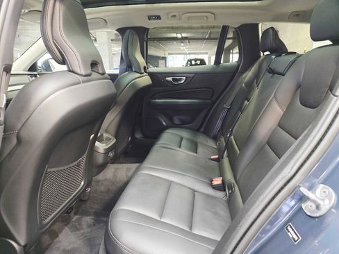 Used 2022 Volvo V60 T5 Cross Country image 23