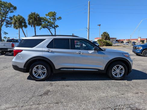 Used 2023 Ford Explorer XLT RWD image 3