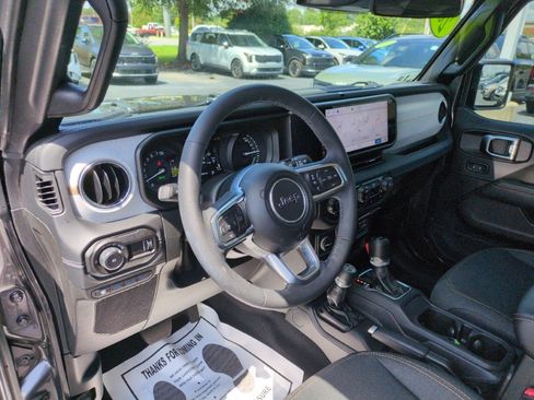 Used 2025 Jeep Wrangler Unlimited Sahara AWD/4WD image 15