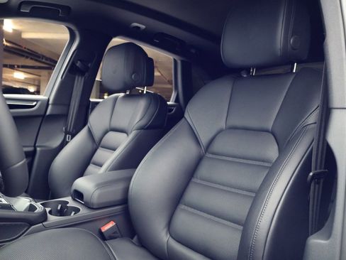 New 2026 Porsche Macan Turbo image 5