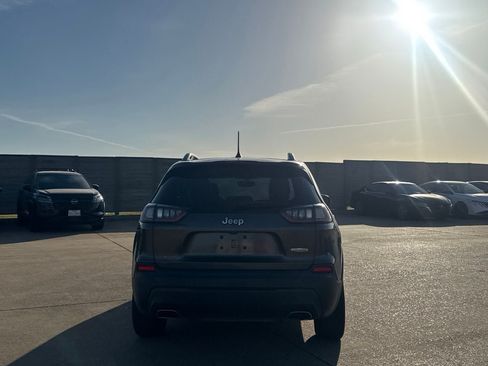 Used 2019 Jeep Cherokee Latitude Plus w/ Comfort/Convenience Group FWD image 21