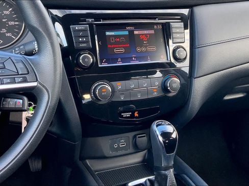 Used 2018 Nissan Rogue S AWD/4WD image 7