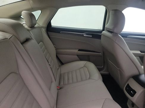 Used 2017 Ford Fusion SE w/ Fusion SE Technology Package image 19