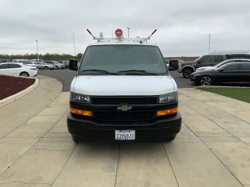 Used 2018 Chevrolet Express 2500 image 3