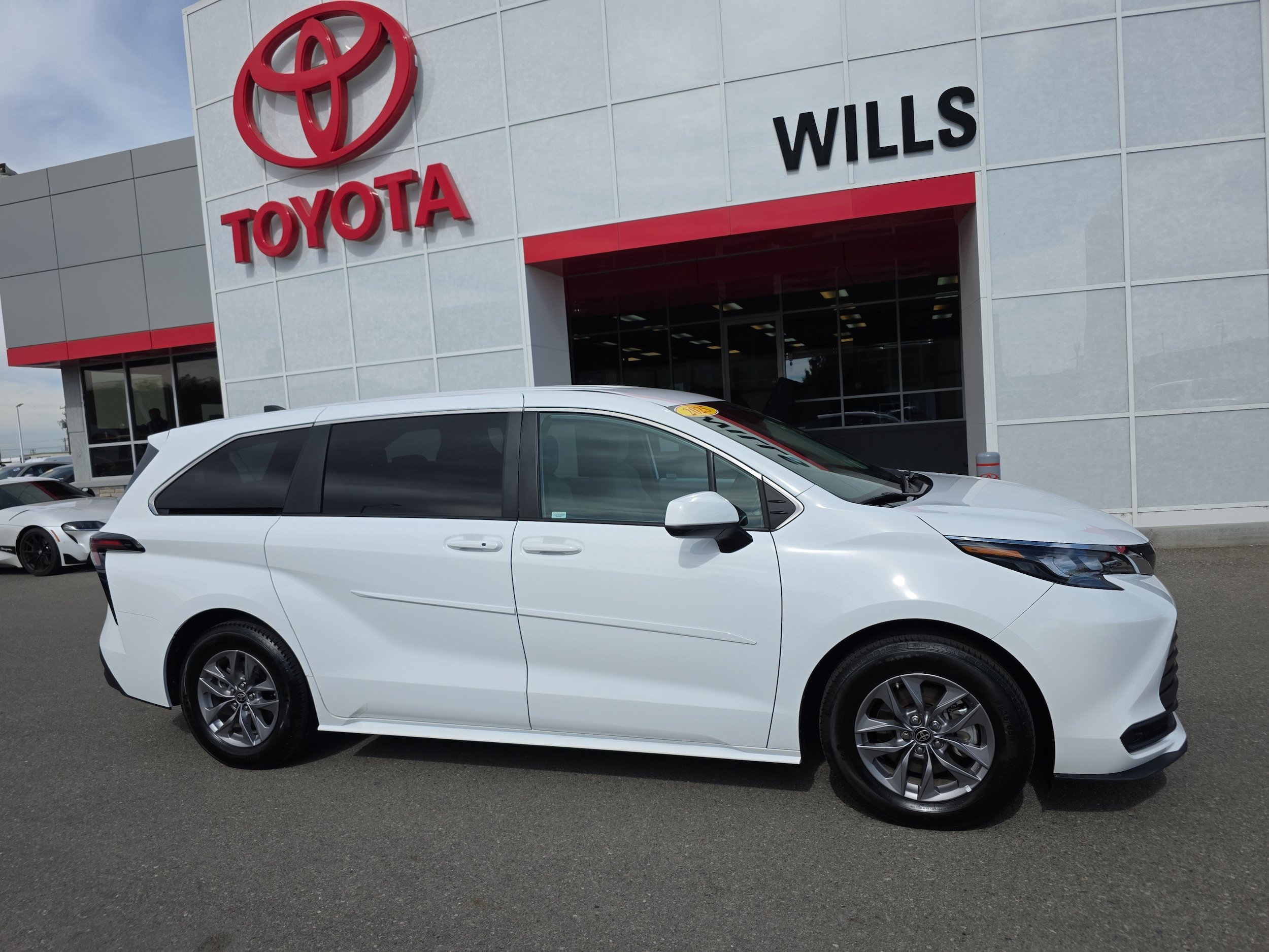 Used 2025 Toyota Sienna LE AWD/4WD image 1