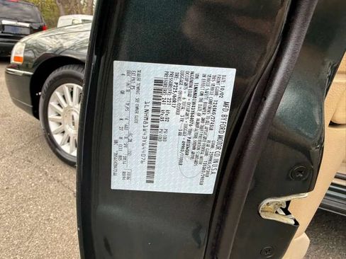 Used 2003 Lincoln Town Car Executive RWD image 27