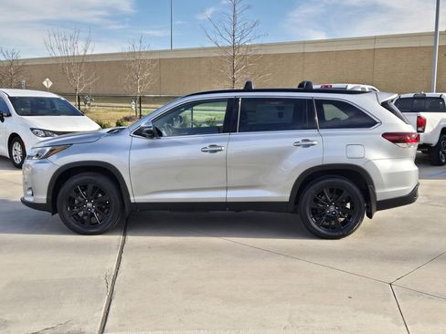 Used 2019 Toyota Highlander SE image 3