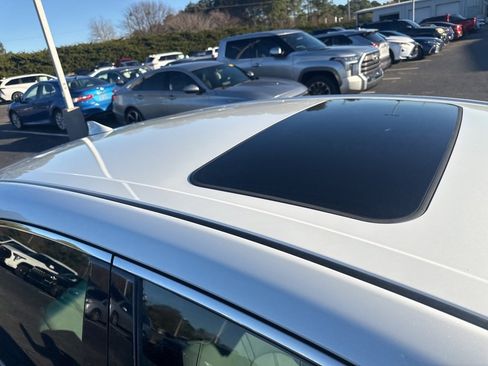 Certified 2021 Toyota Avalon XLE image 3