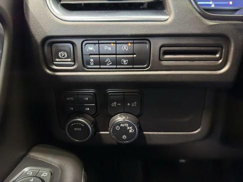 Used 2023 Chevrolet Tahoe Z71 w/ Luxury Package AWD/4WD image 33