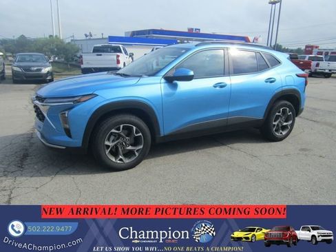 Used 2025 Chevrolet Trax LT FWD image 1
