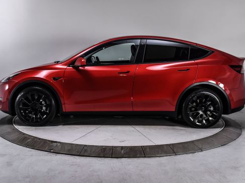 Used 2023 Tesla Model Y AWD image 3