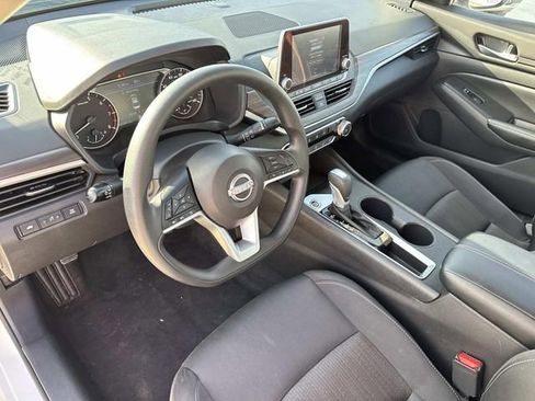 Used 2025 Nissan Altima 2.5 SV FWD image 38